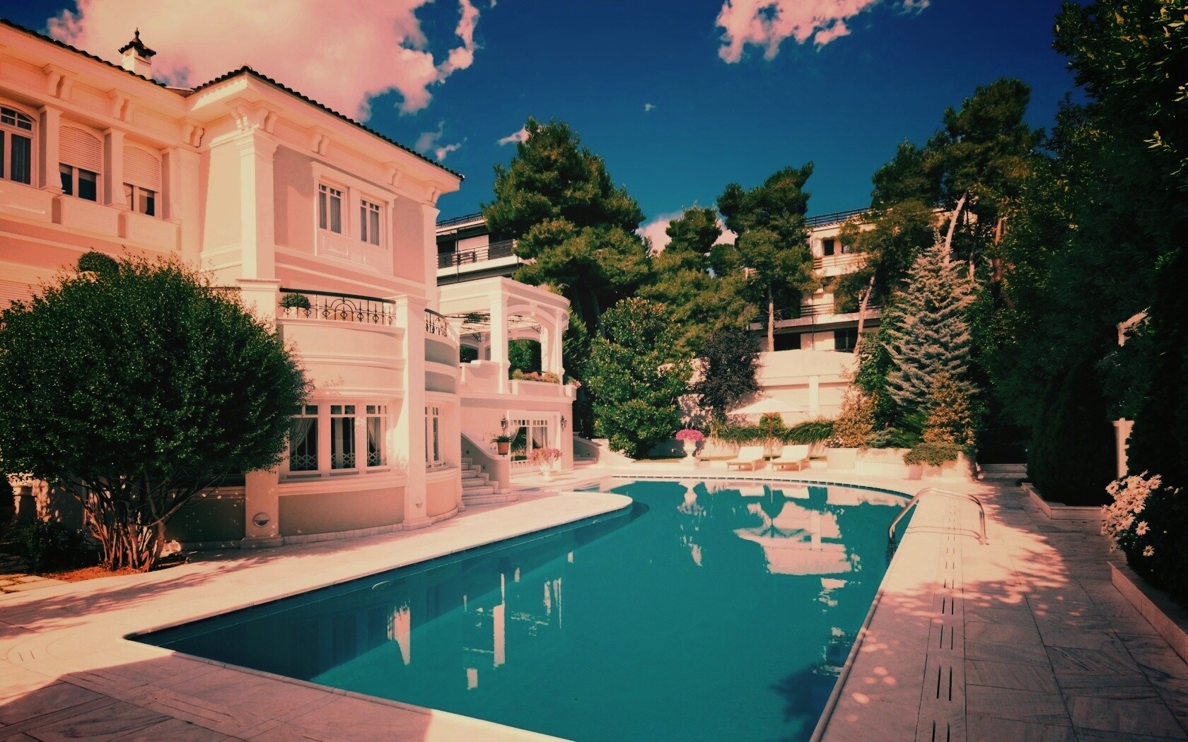 Особняк с бассейном обои
