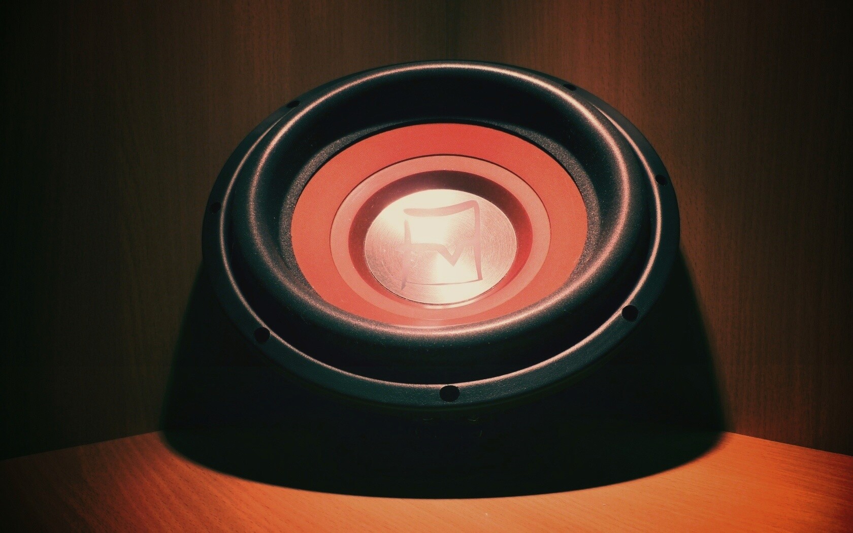 Сабвуфер в углу обои