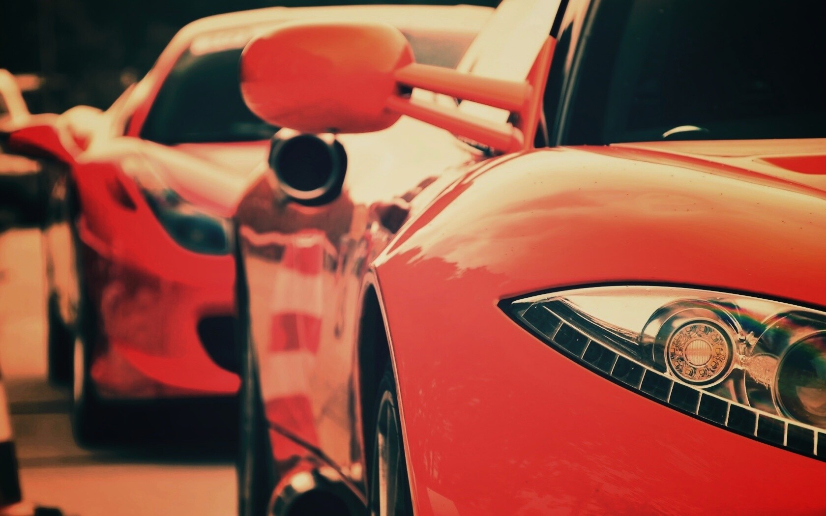 Череда красных автомобилей обои