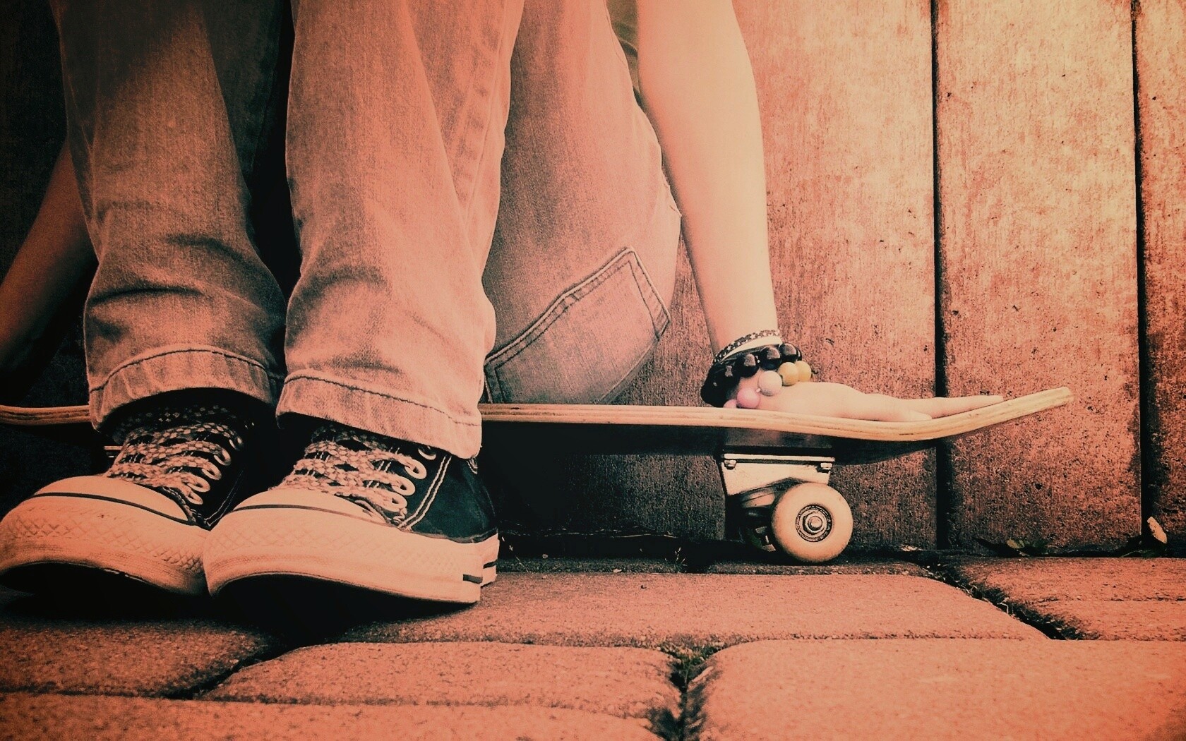 Девушка сидящая на скейте обои