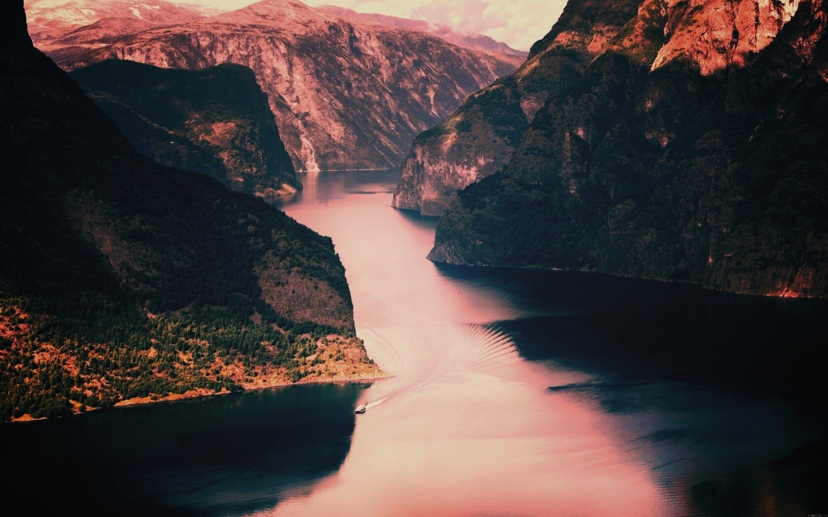 Лодка на реке среди высоких гор обои