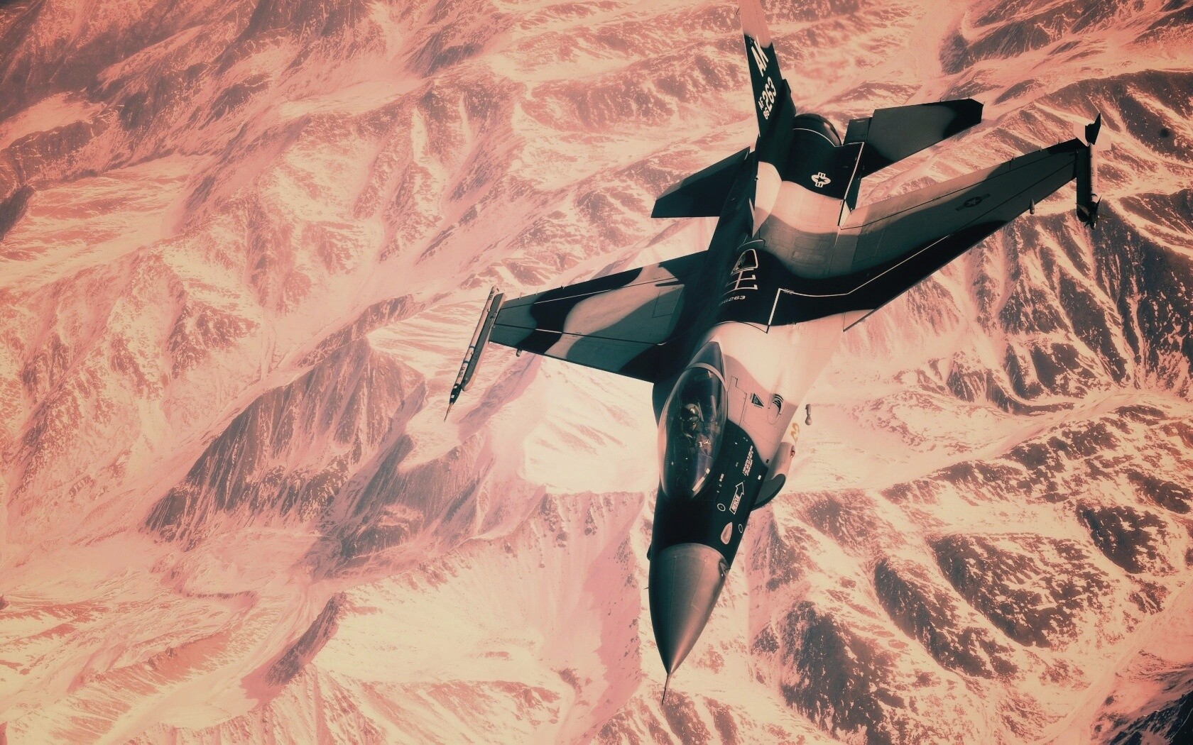 Истребитель над снежными пиками гор обои