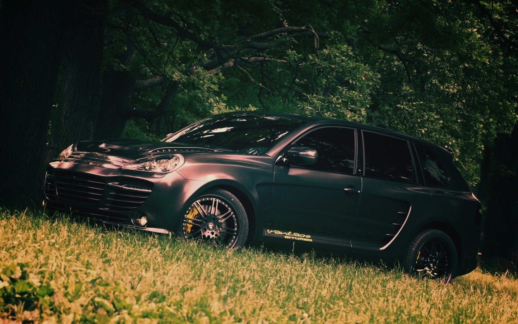 Концепт внедорожника в лесу обои