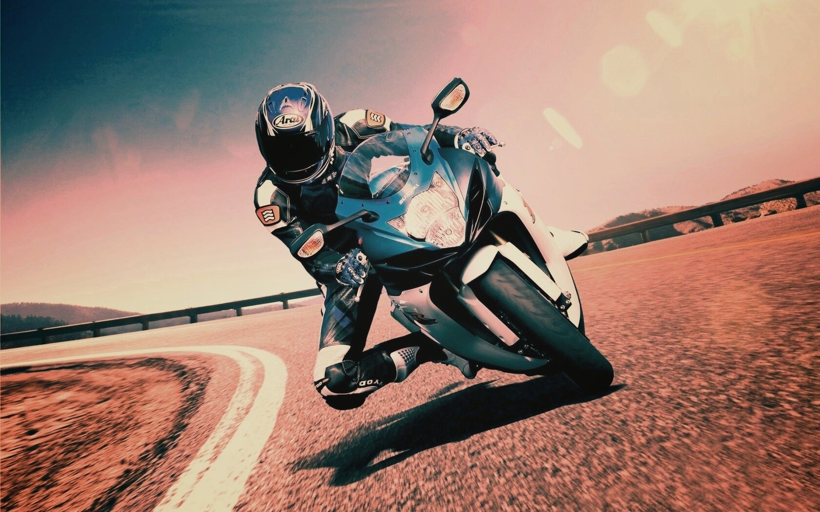 Мотоциклист на повороте обои