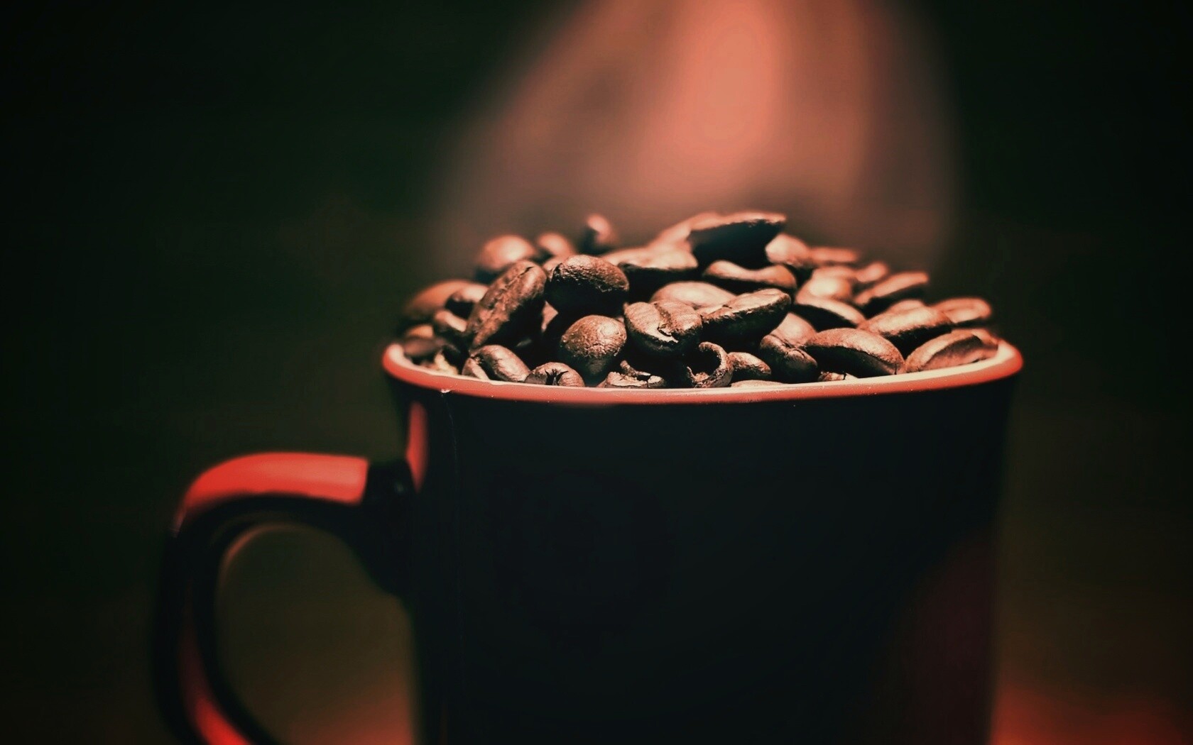 Полная кружка кофейных зёрен обои