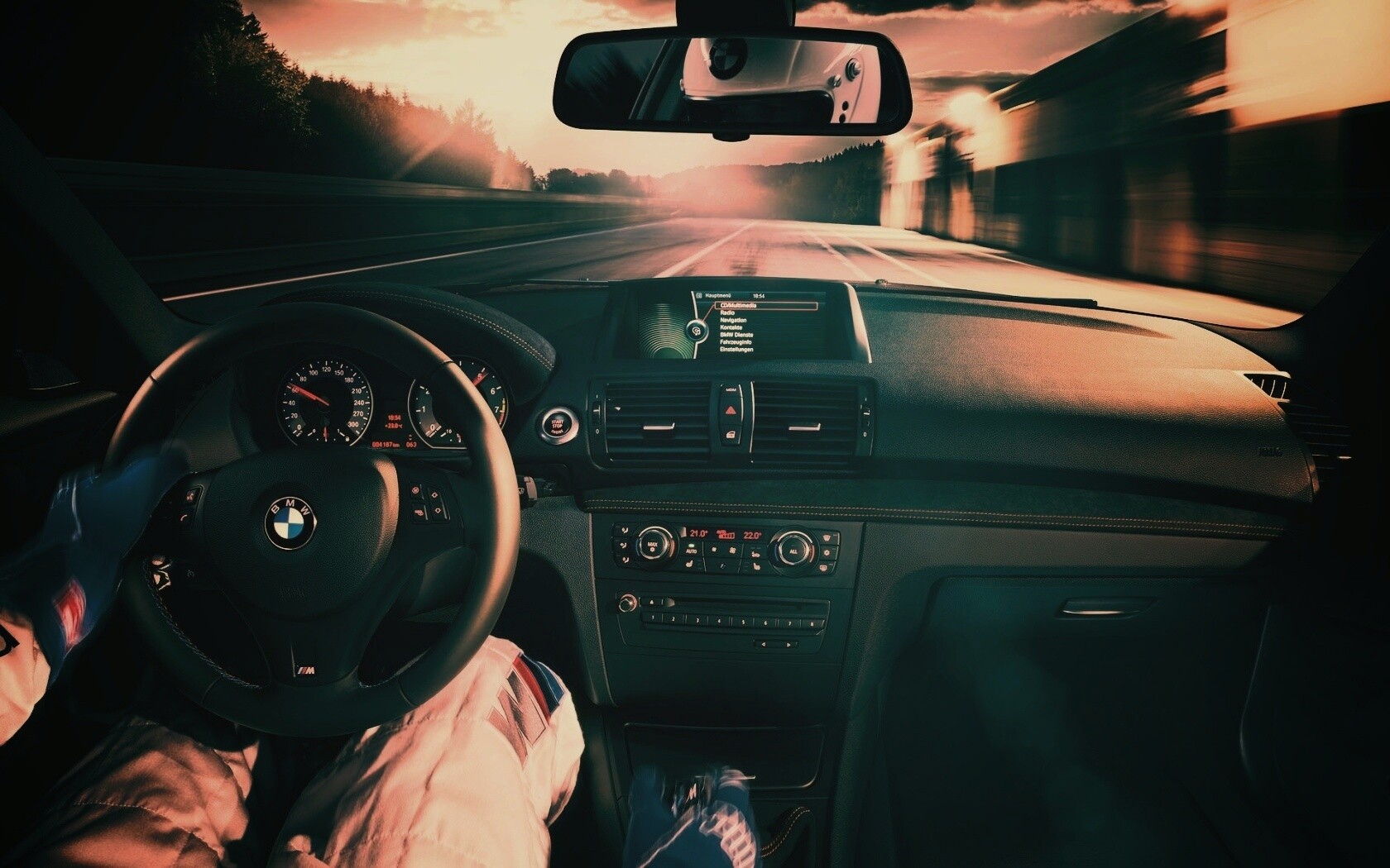 За рулём BMW обои