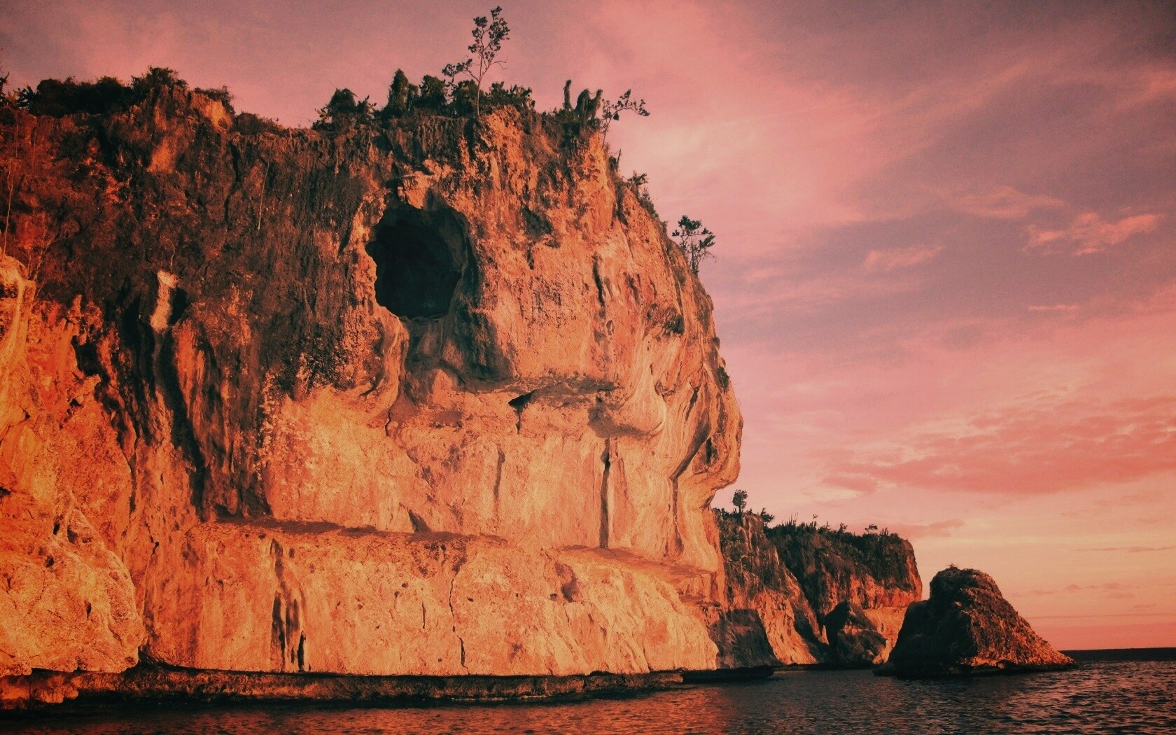Пещера в скале над морем обои