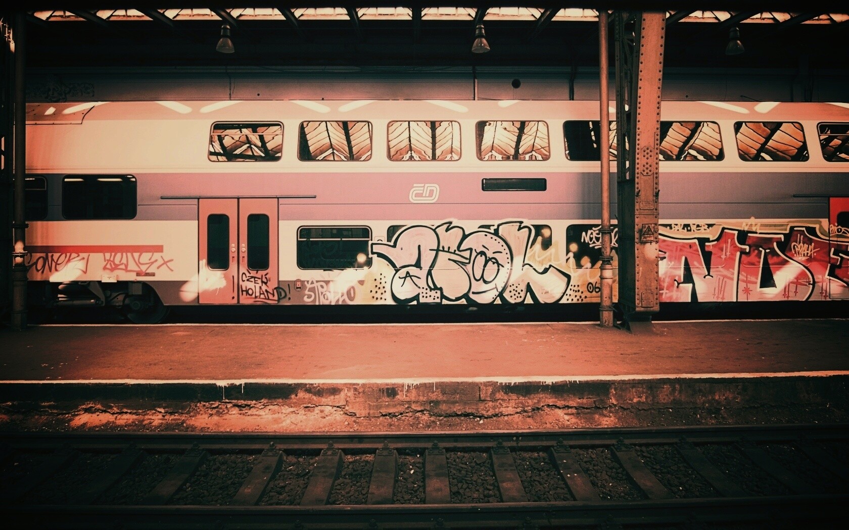 Изрисованный вагон метро обои