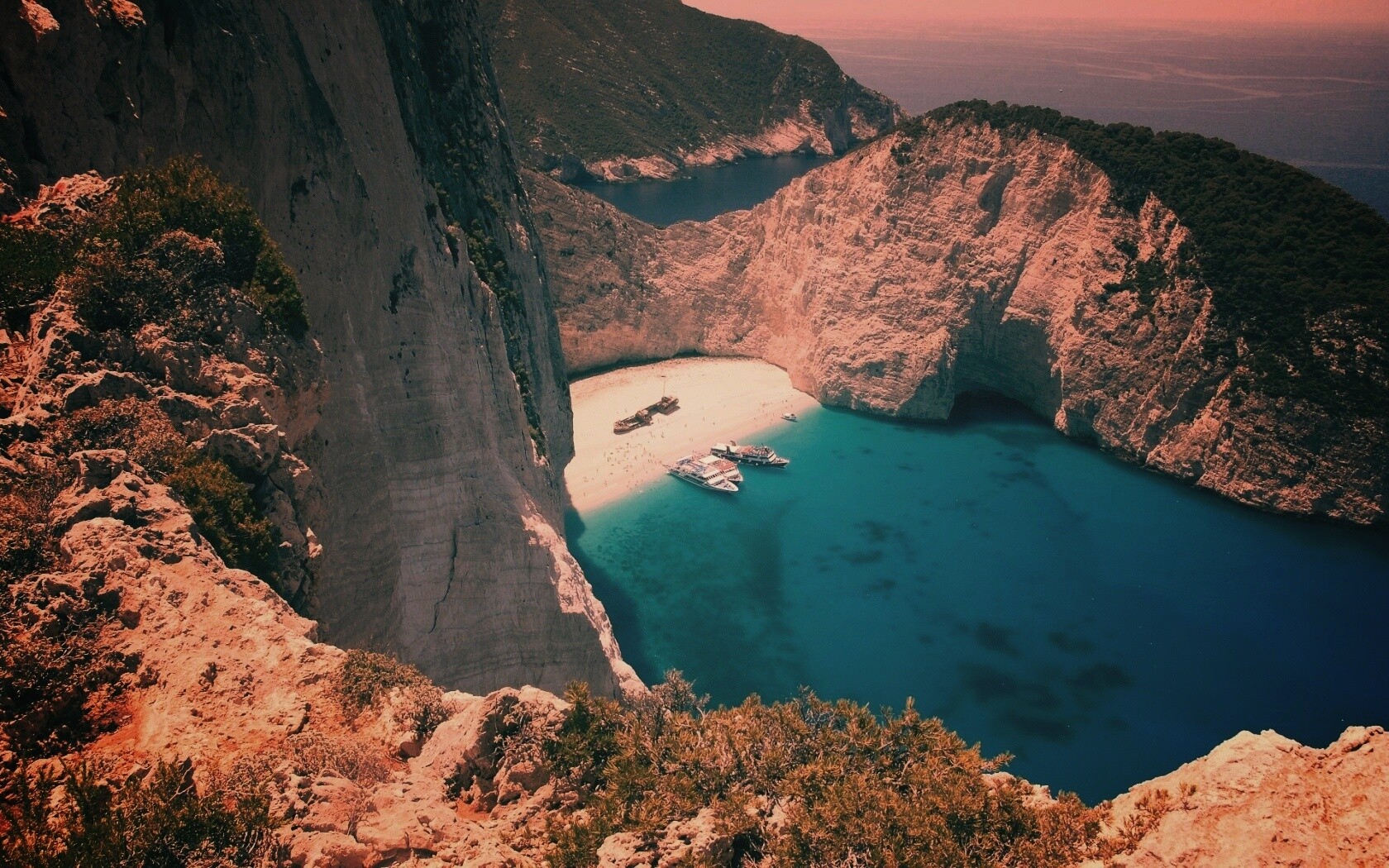 Яхты в бухте обои