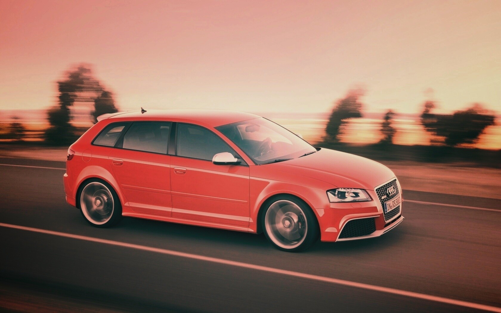 Красная Audi модели RS3 на дороге обои