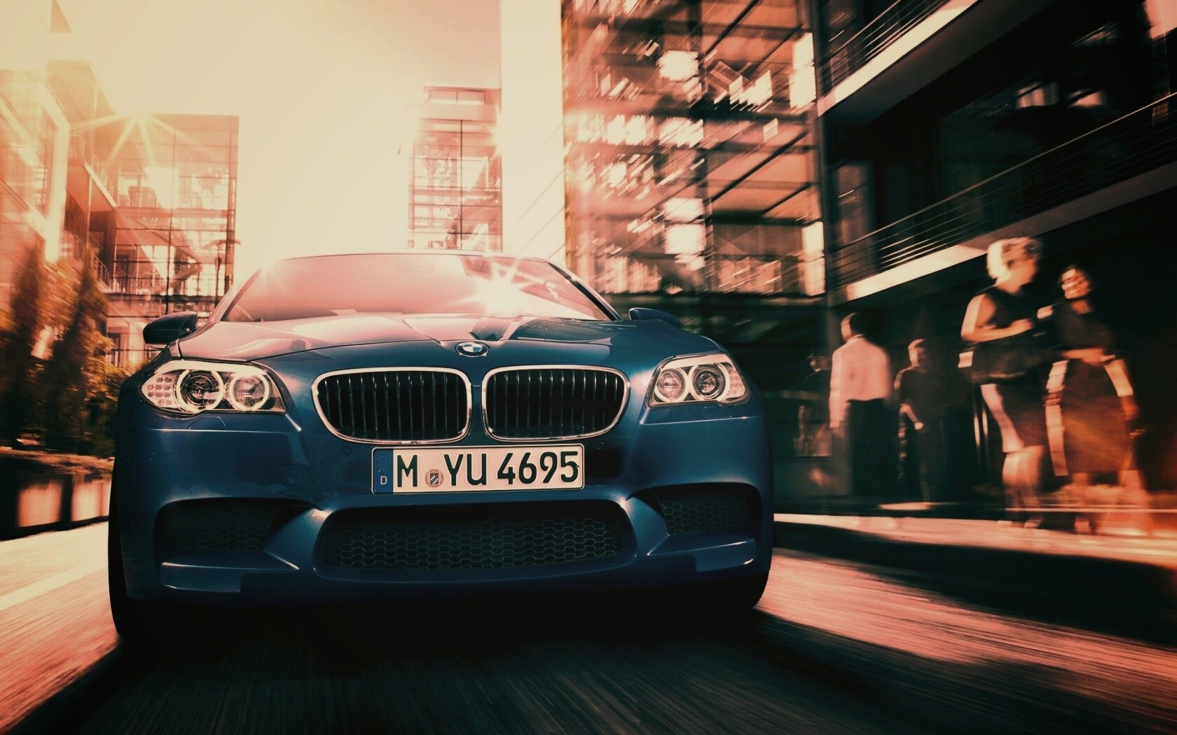 BMW покоряет городскую улицу обои