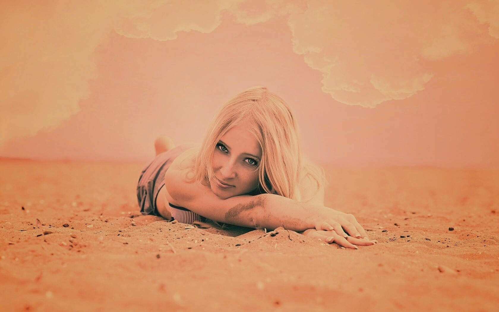 Девушка на песке обои
