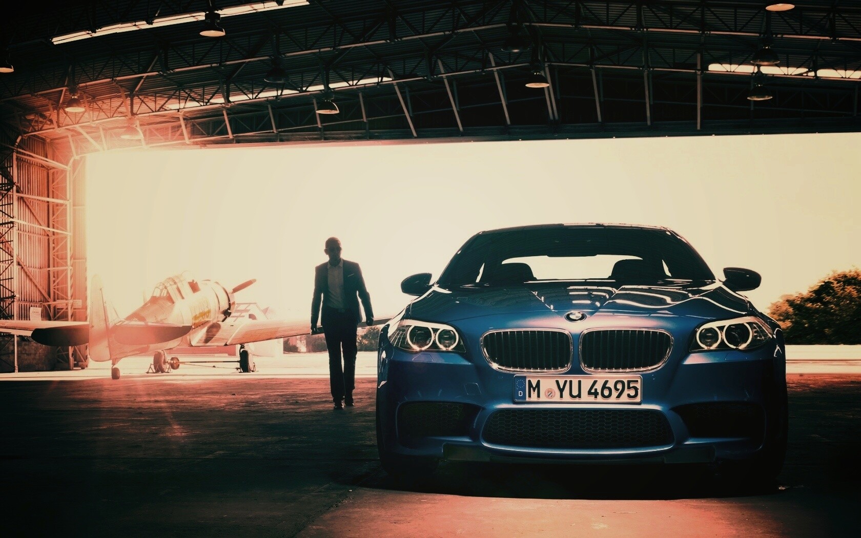 BMW F10 в ангаре обои