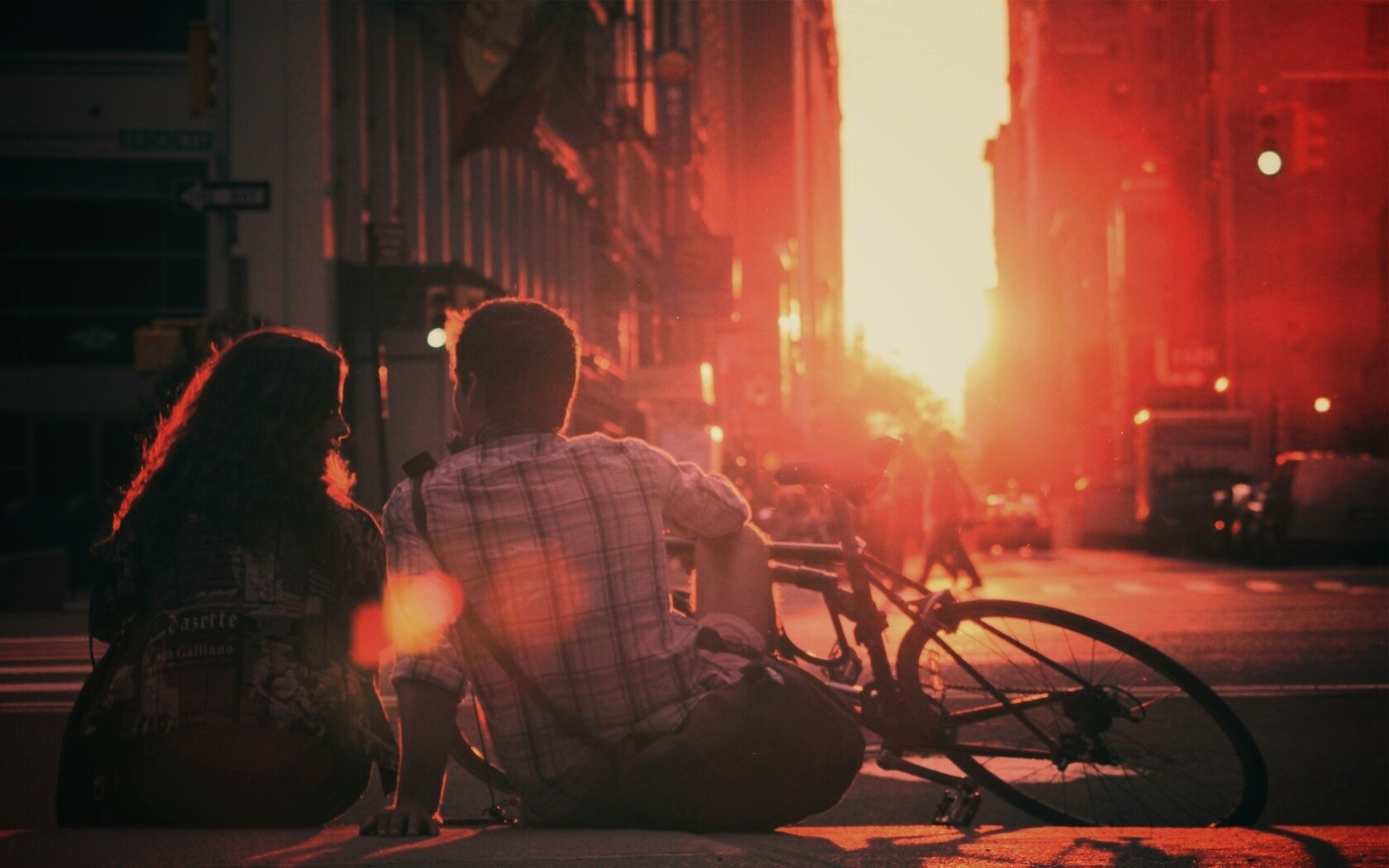 Девушка и парень с велосипедом на закате обои