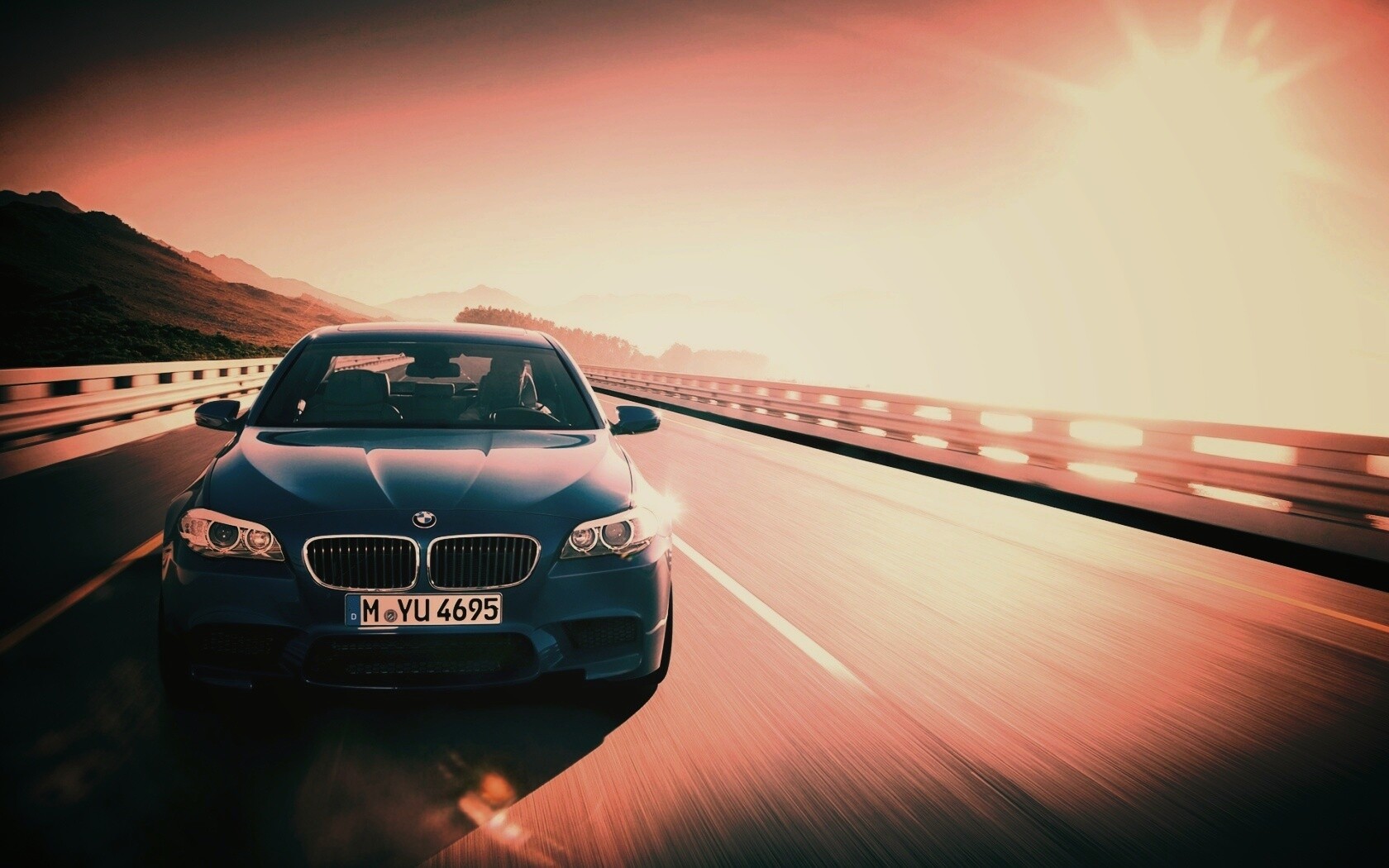Синий БМВ на дороге обои