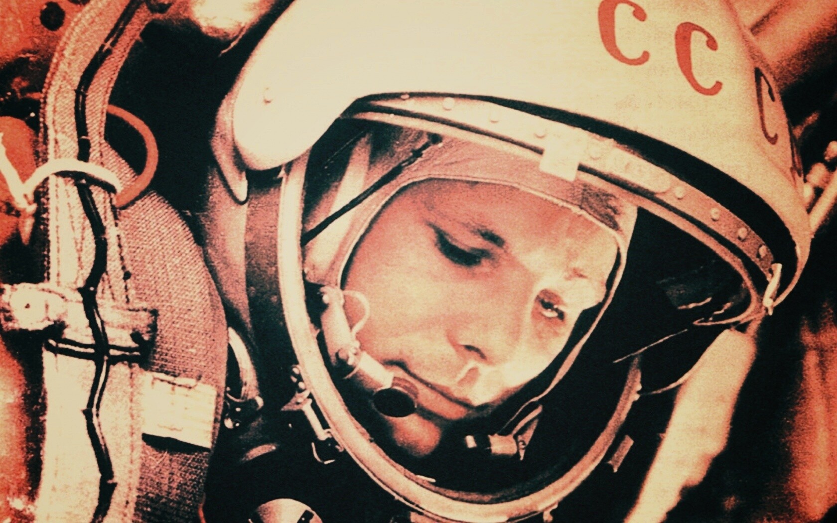 Юрий Гагарин в скафандре обои