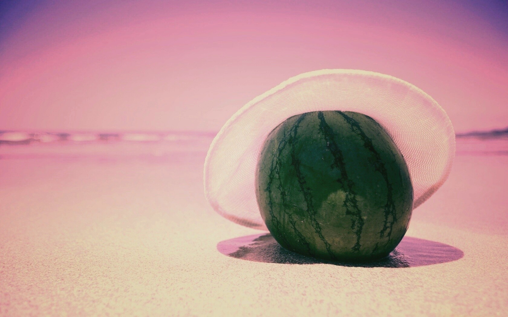 Арбуз в летней шляпке на пляже обои