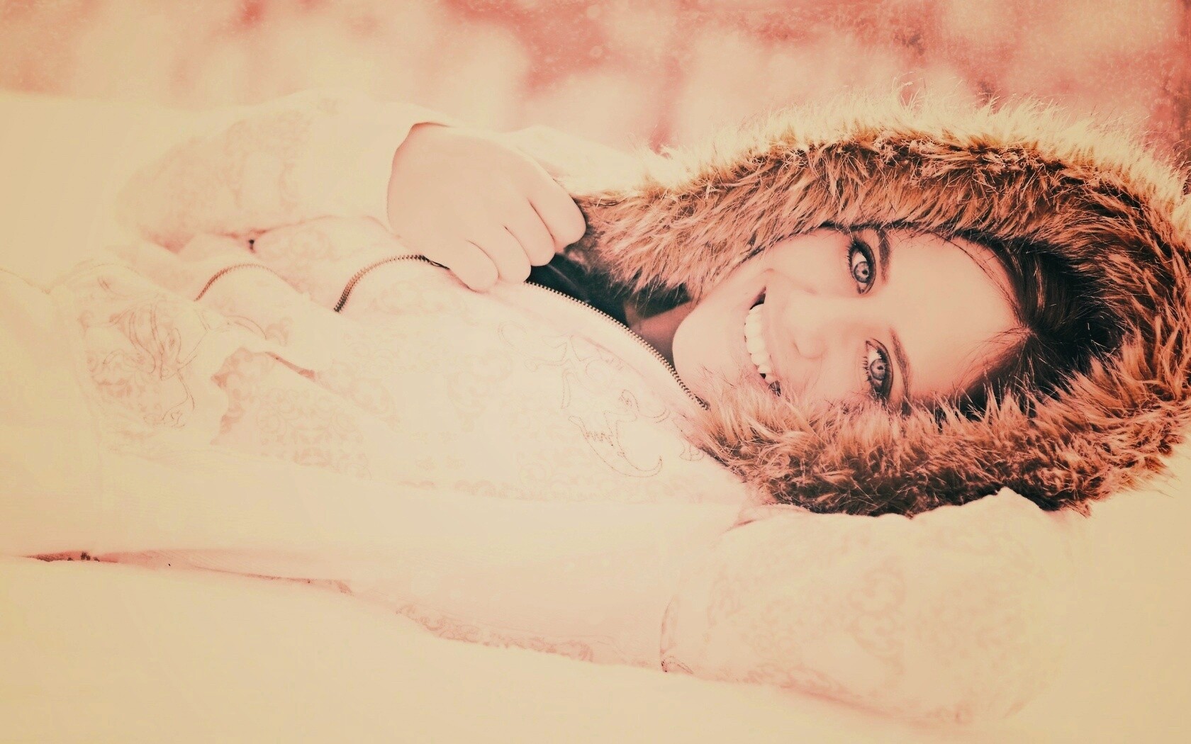 Девушка в снегу обои