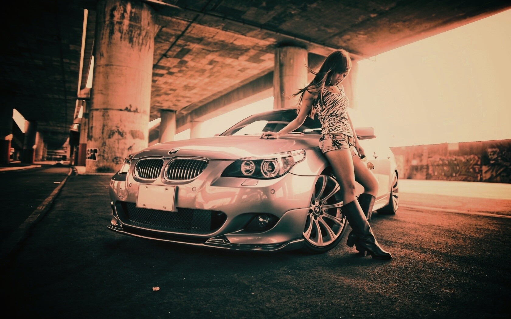 Девушка у BMW обои