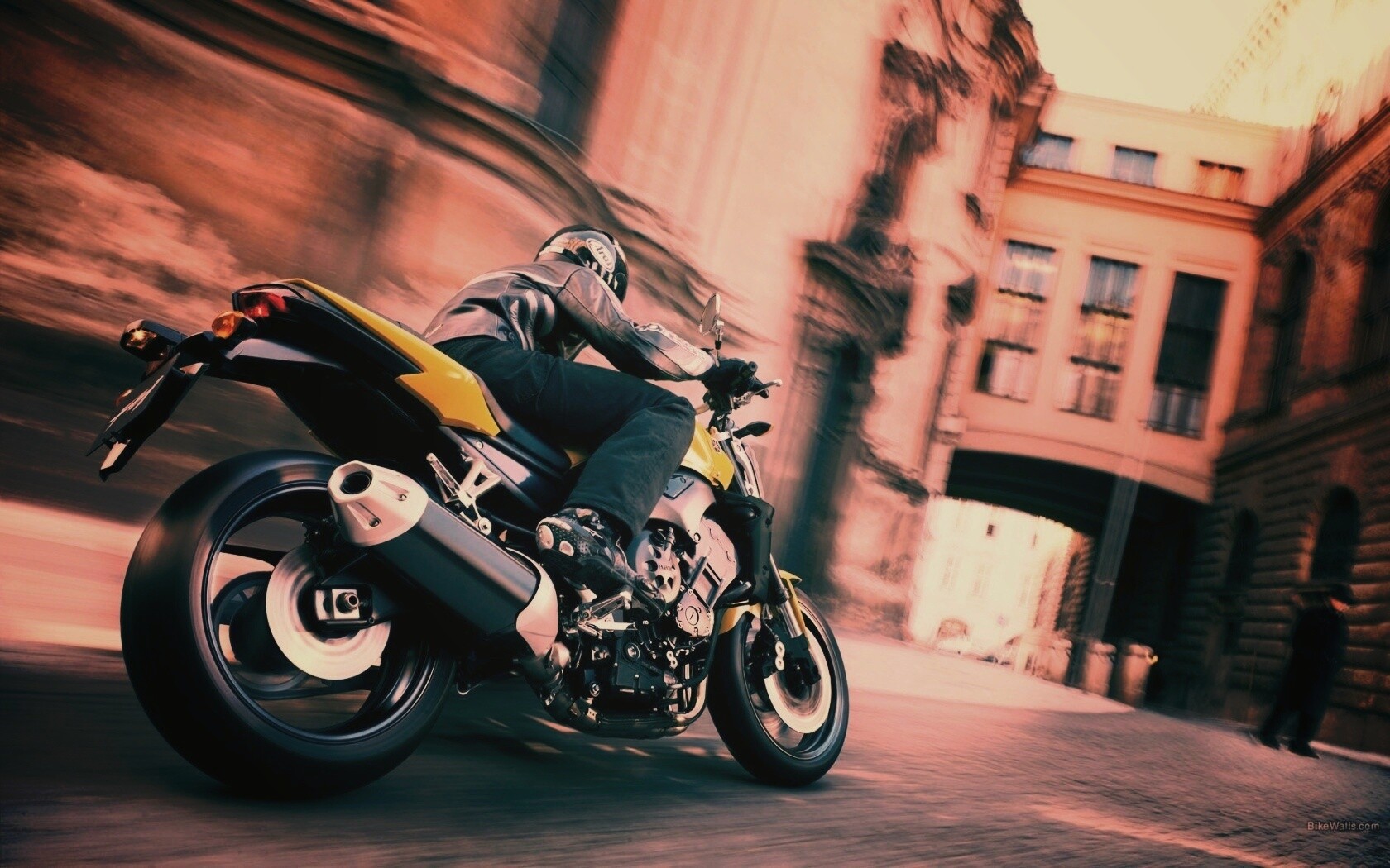 Ямаха и наездник на улицах города обои