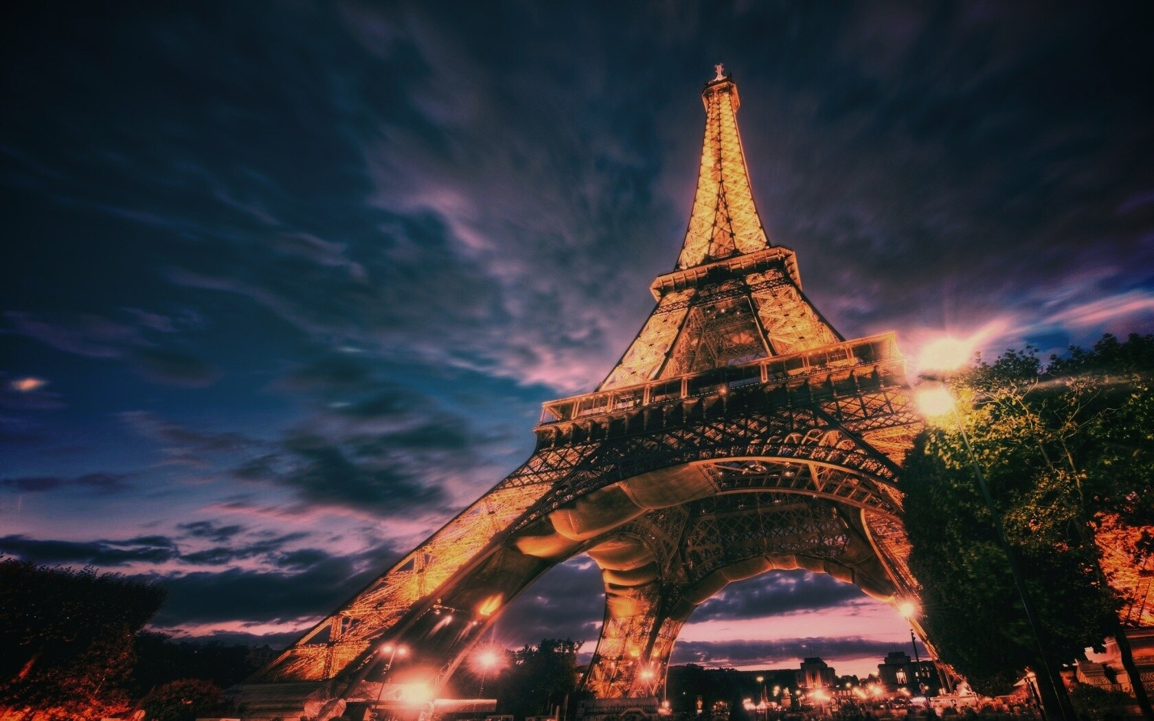 Вид снизу на Эйфелеву башню обои