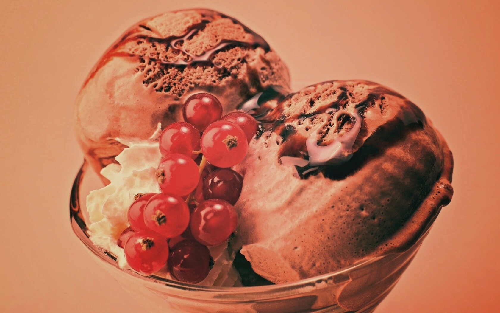 Шоколадное мороженое со смородинкой обои