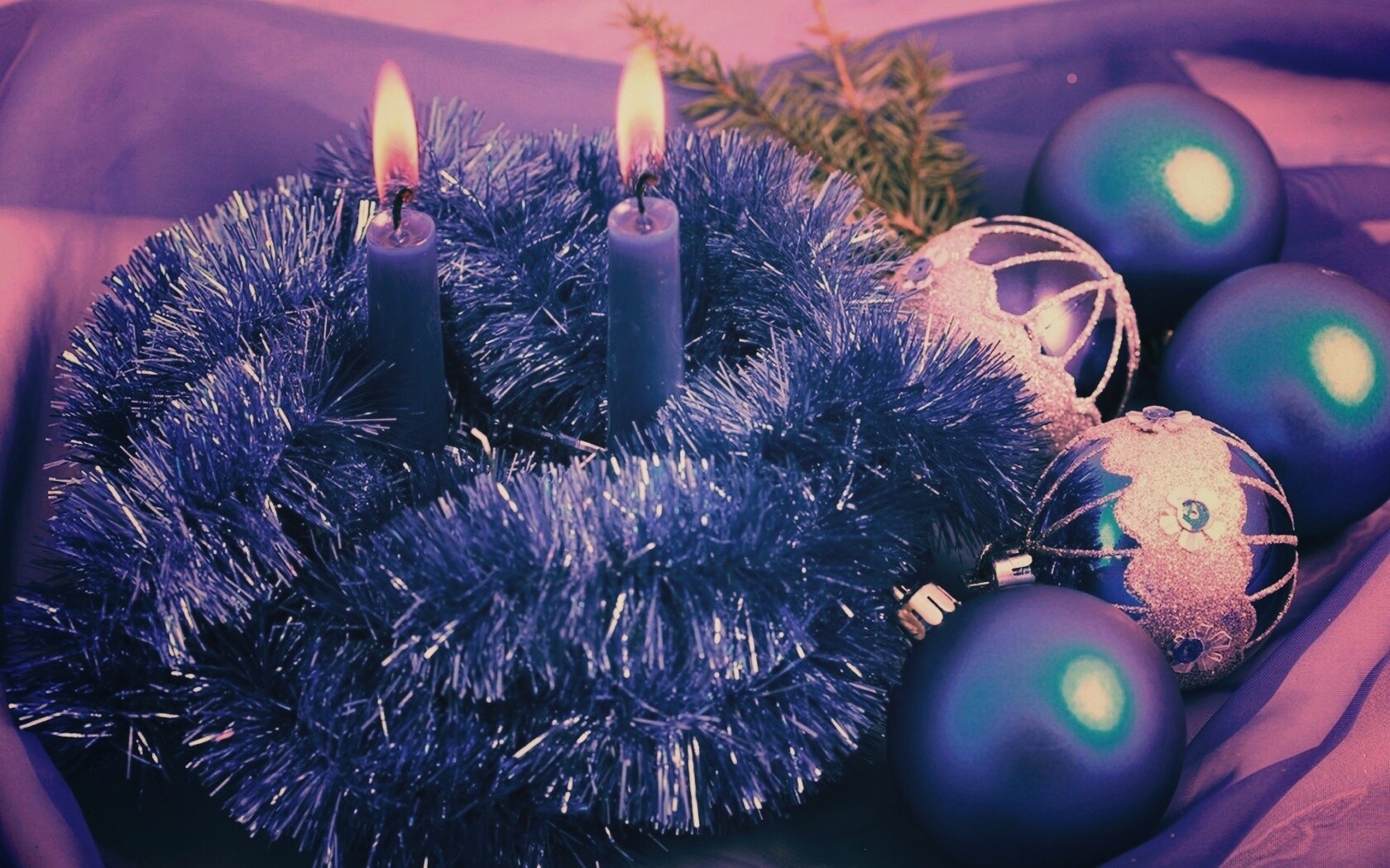 Свечки и новогодняя мишура обои