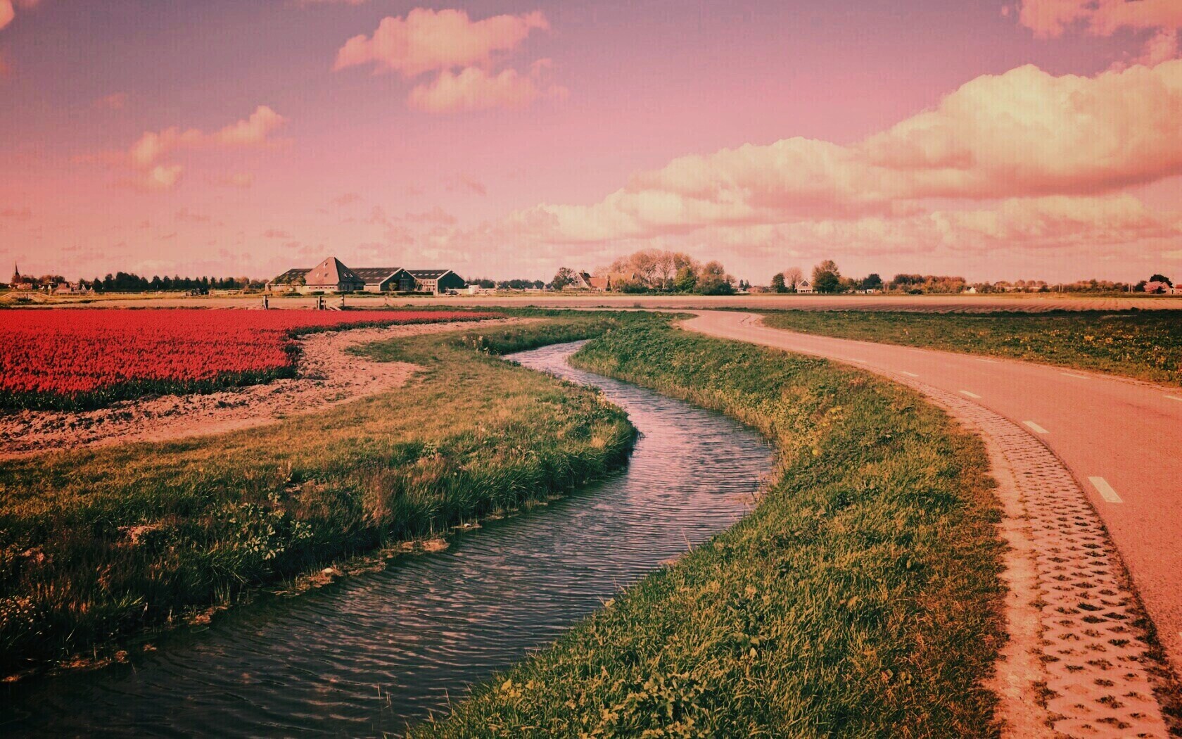 Канал вдоль дороги обои