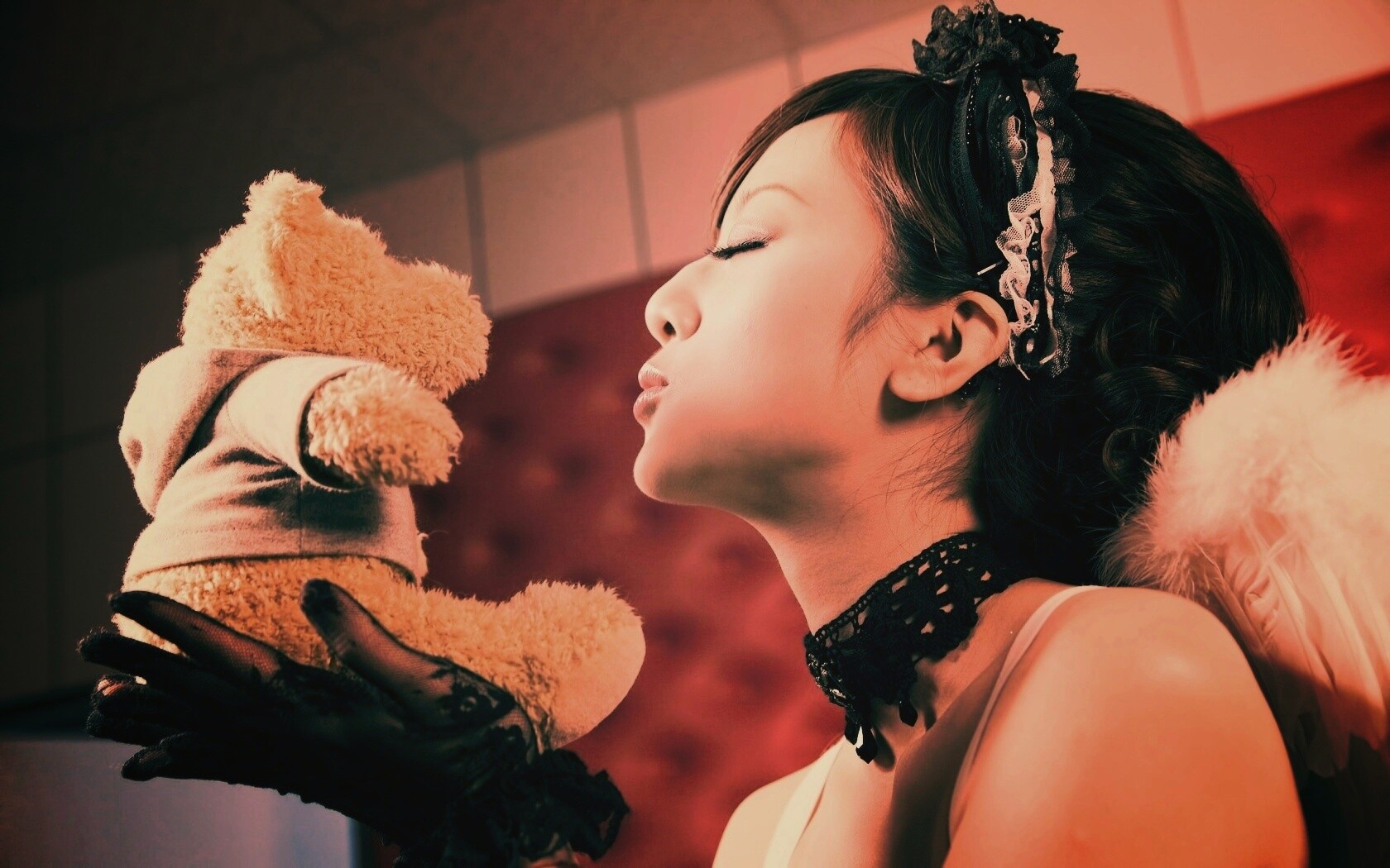 Азиатка любит медвежонка обои