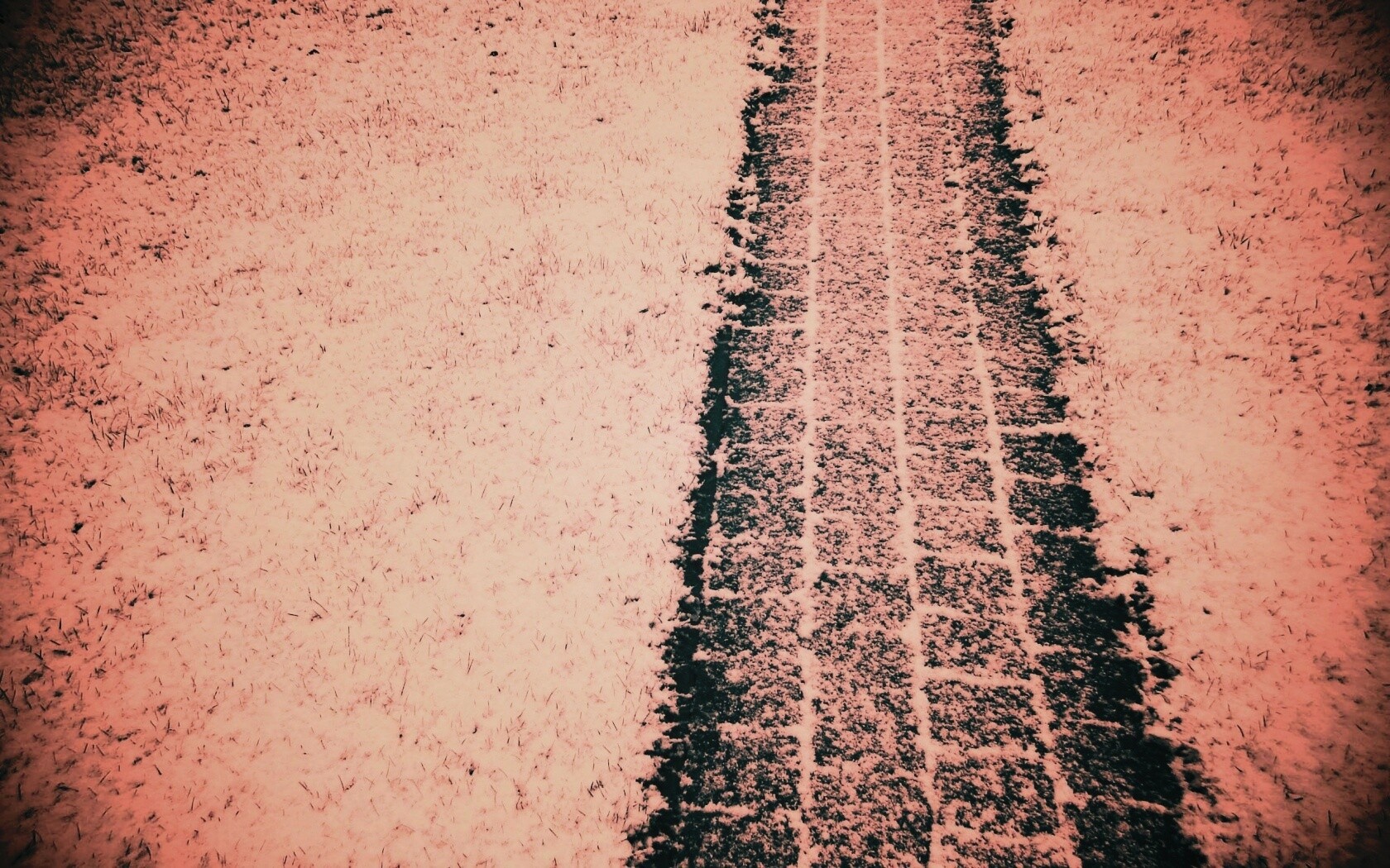 След покрышек в снегу обои