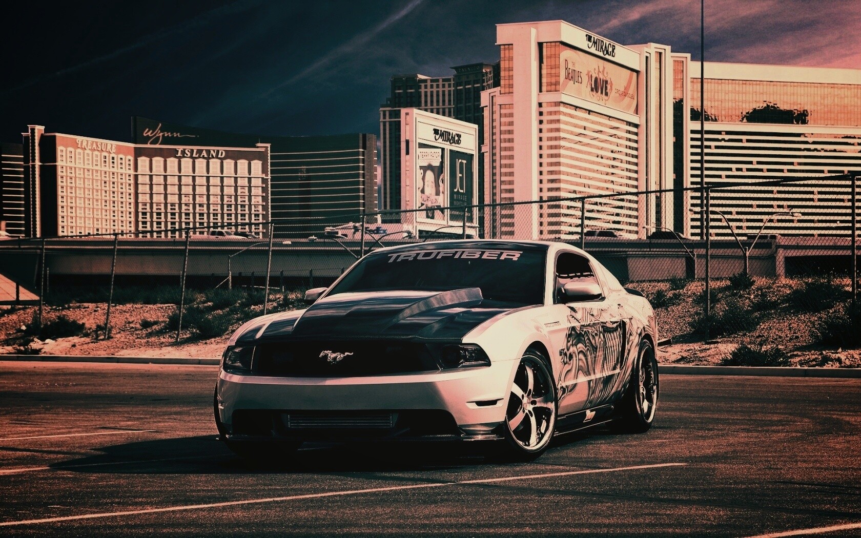 Мустанг на парковке обои