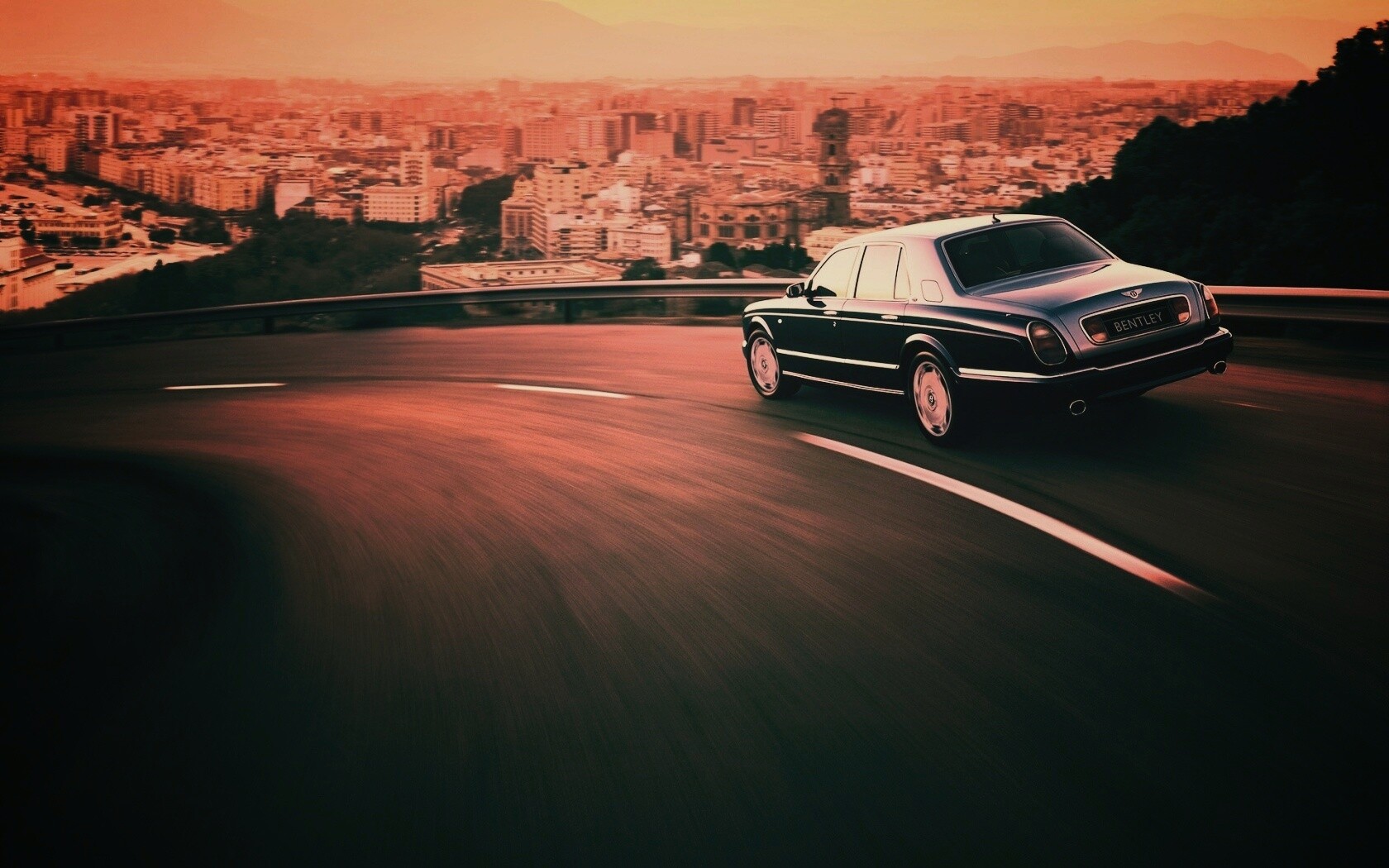 Черный Бентли на повороте обои