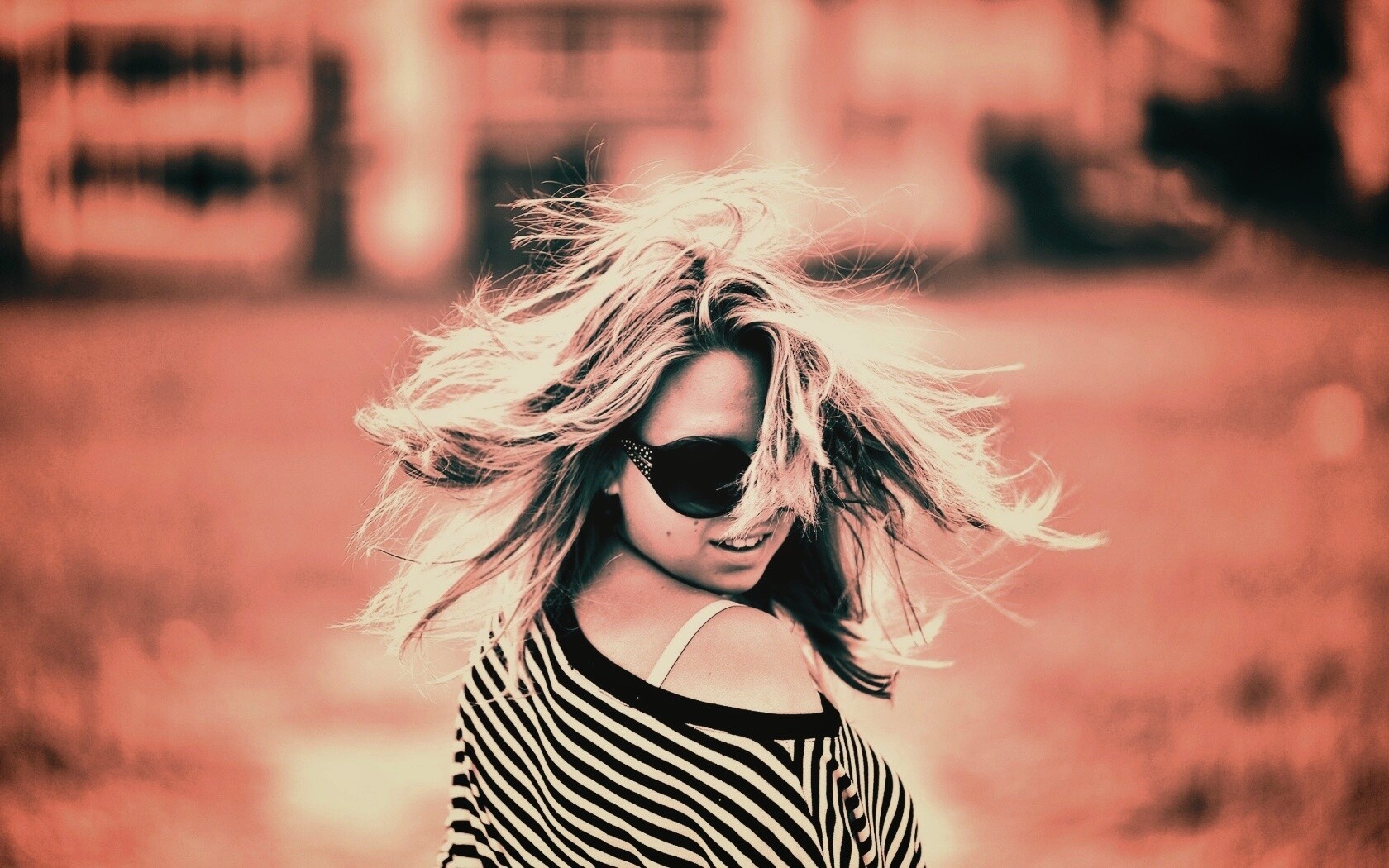 Девушка в тельняшке обои