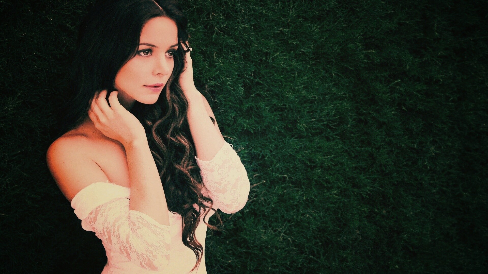 В белом платье обои