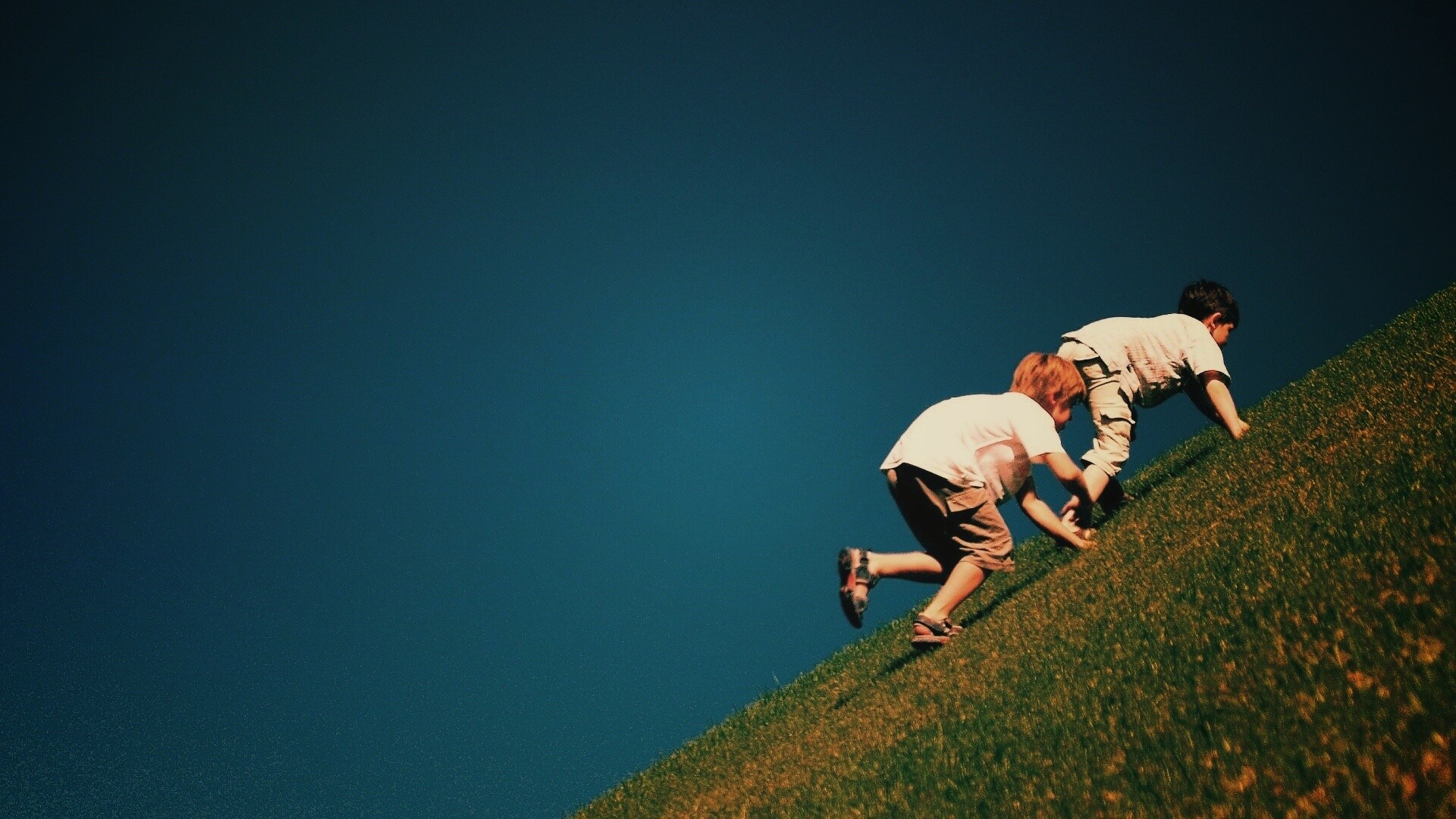 Дети взбираются в гору обои