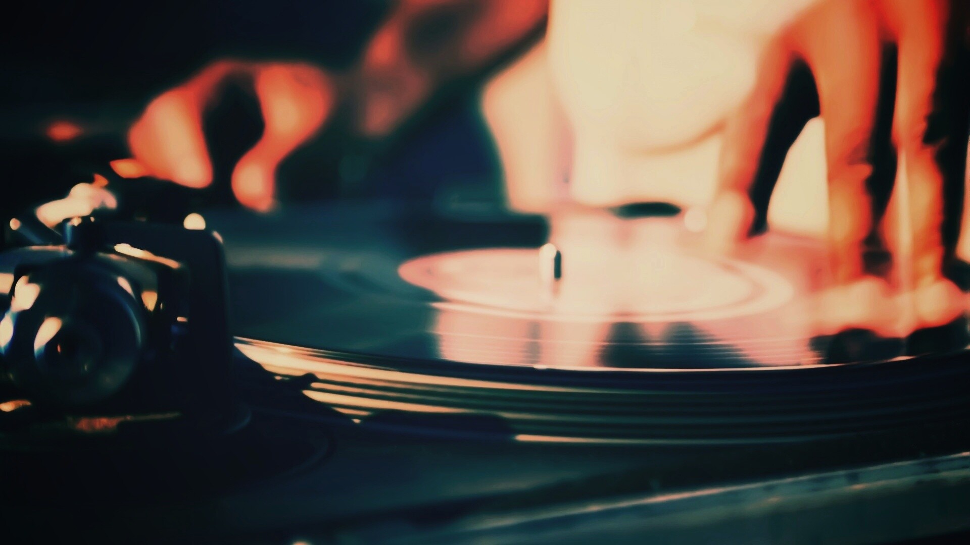 Винил на диджейском пульте обои