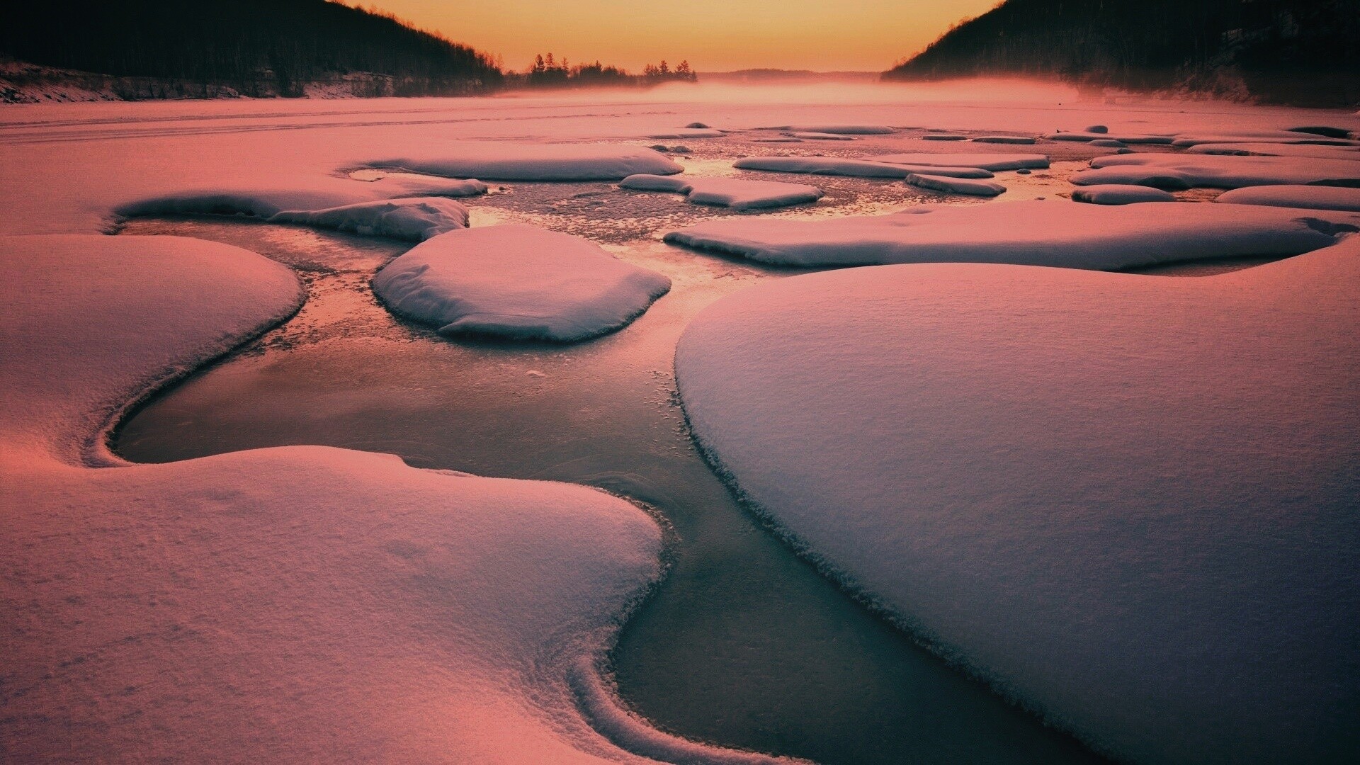 Полынья на замерзшем озере обои