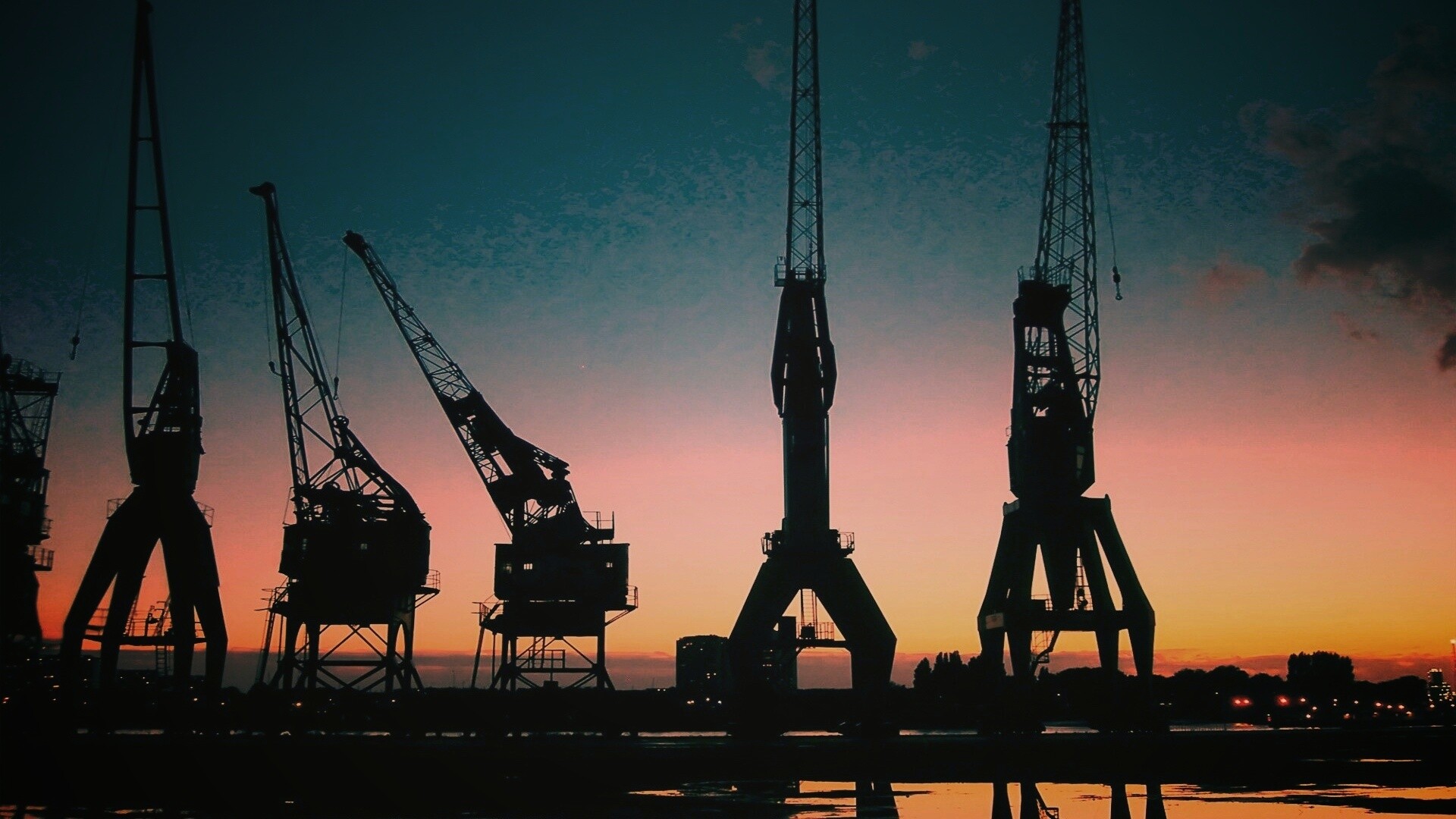 Силуэты портовых кранов обои