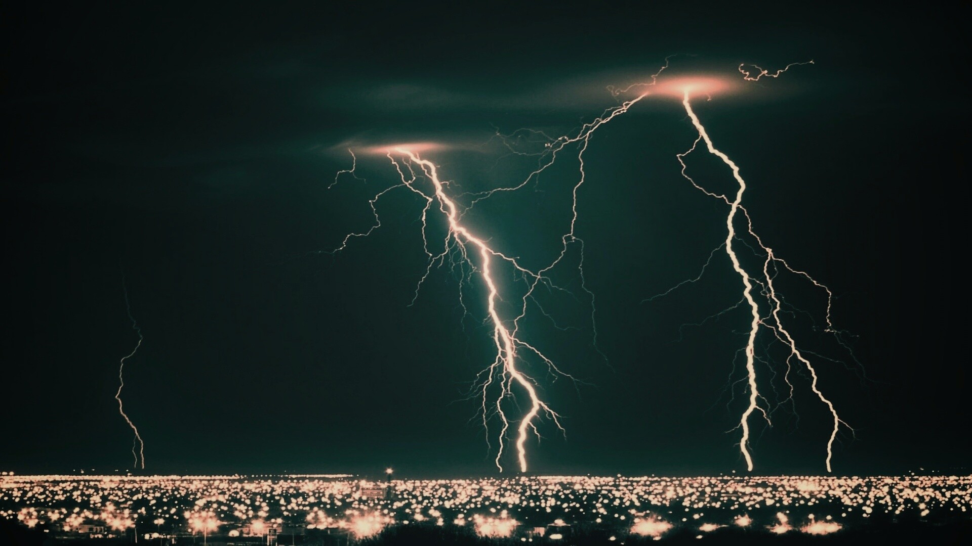 Гроза над городом обои