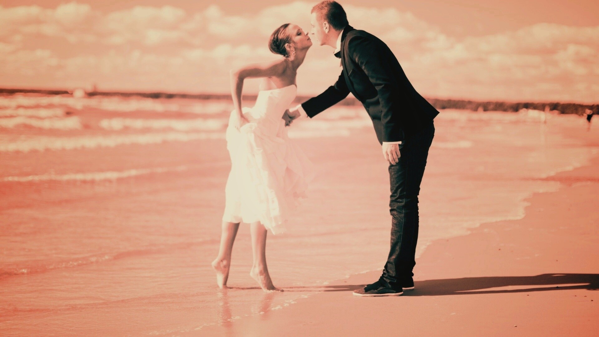 Поцелуй на пляже обои