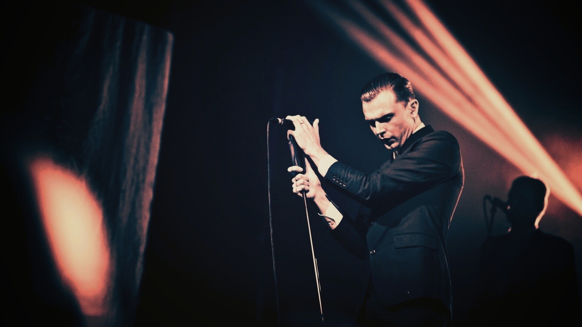 Тео Хатчкрафт на сцене обои