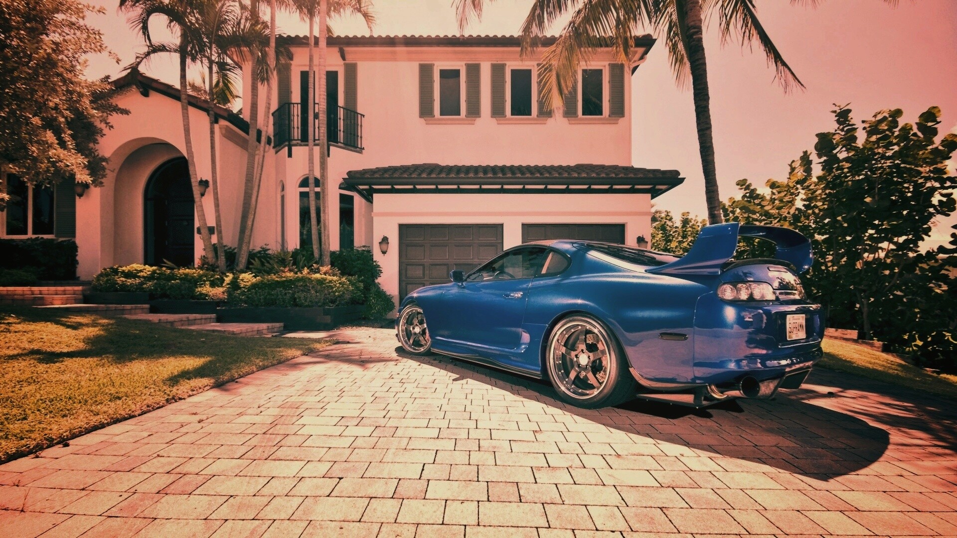 Синее авто у коттеджа обои