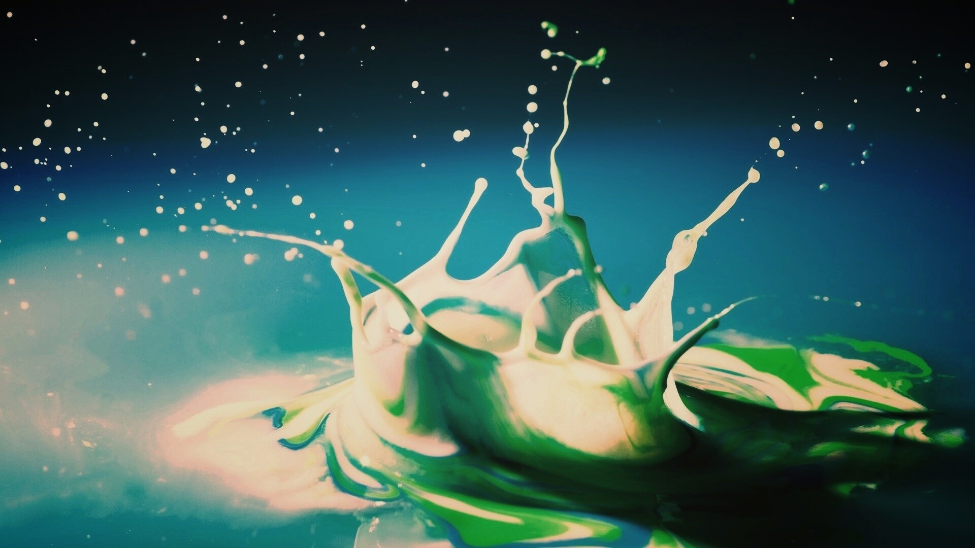 Брызги зеленой краски обои