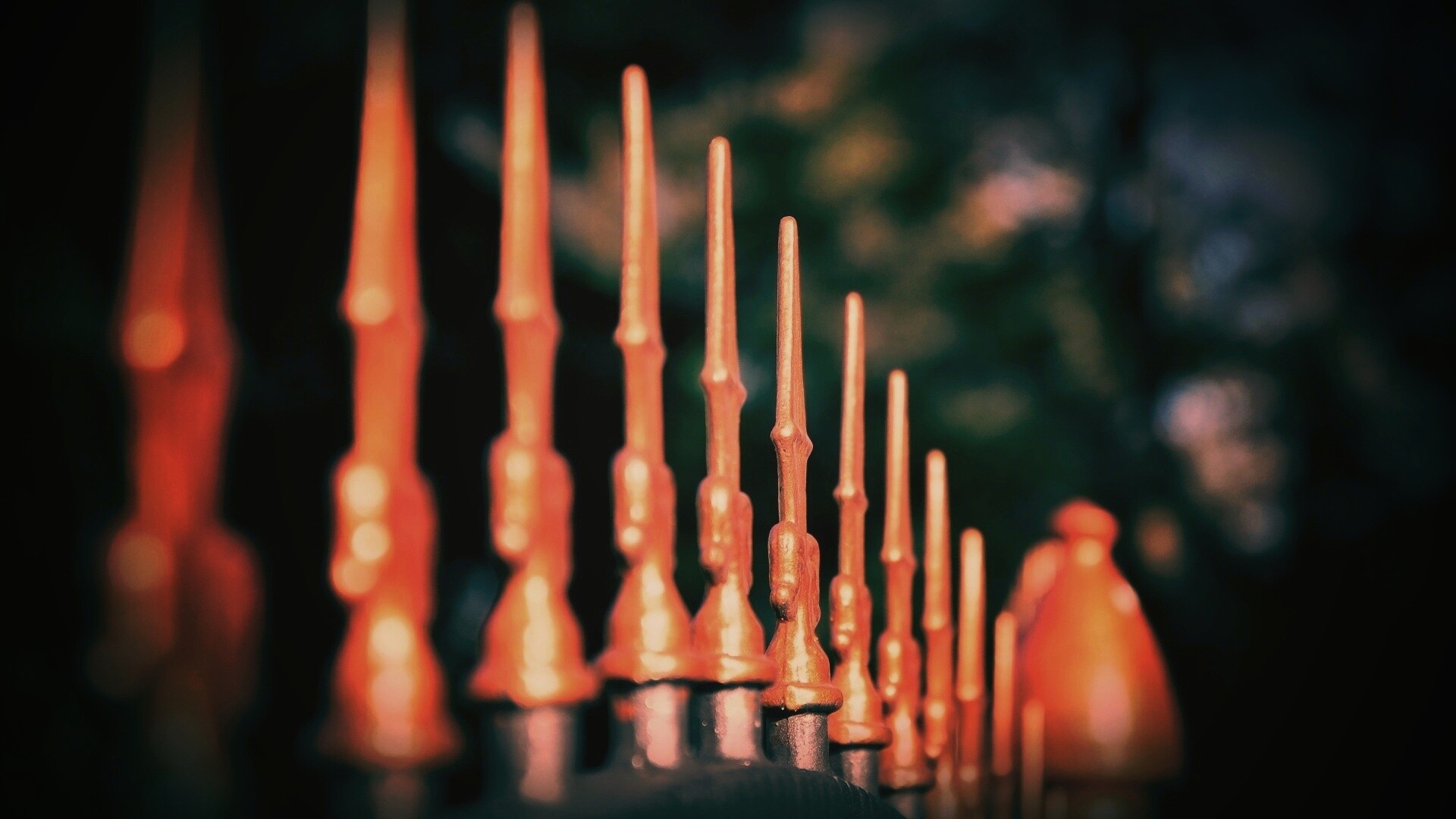 Оранжевые наконечники на ограде обои