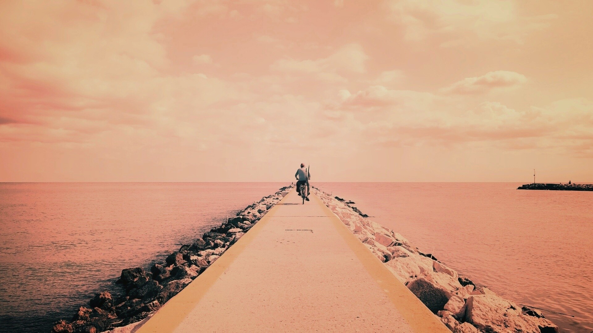 Велосепидист на волнорезе обои