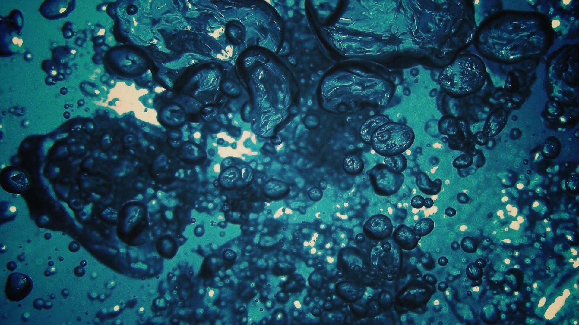 Тёмные пузыри в воде обои