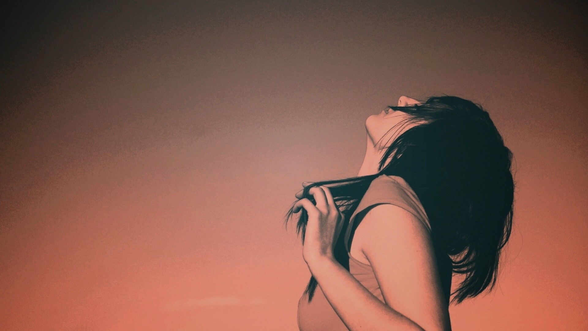 Взгляд брюнетки в небо обои