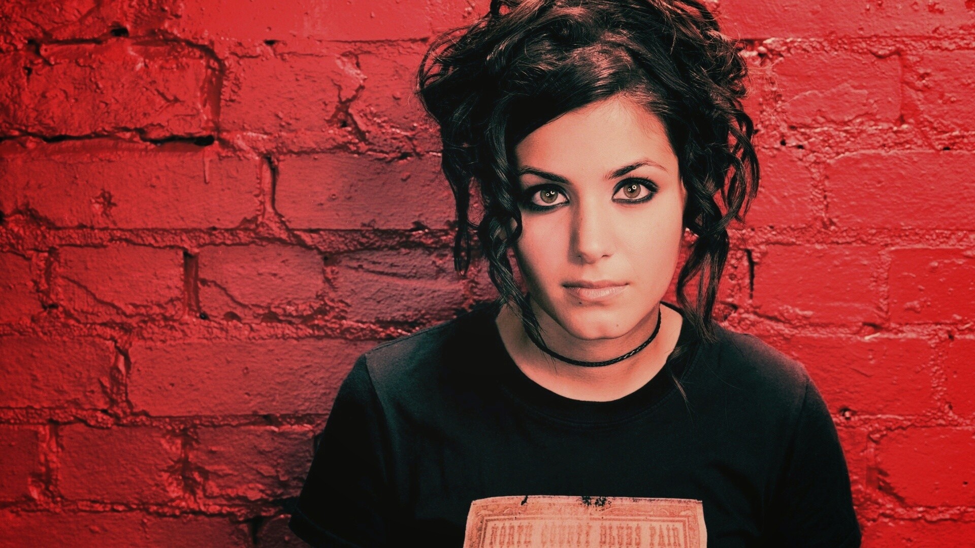 Подросток на фоне розовой кирпичной стены обои