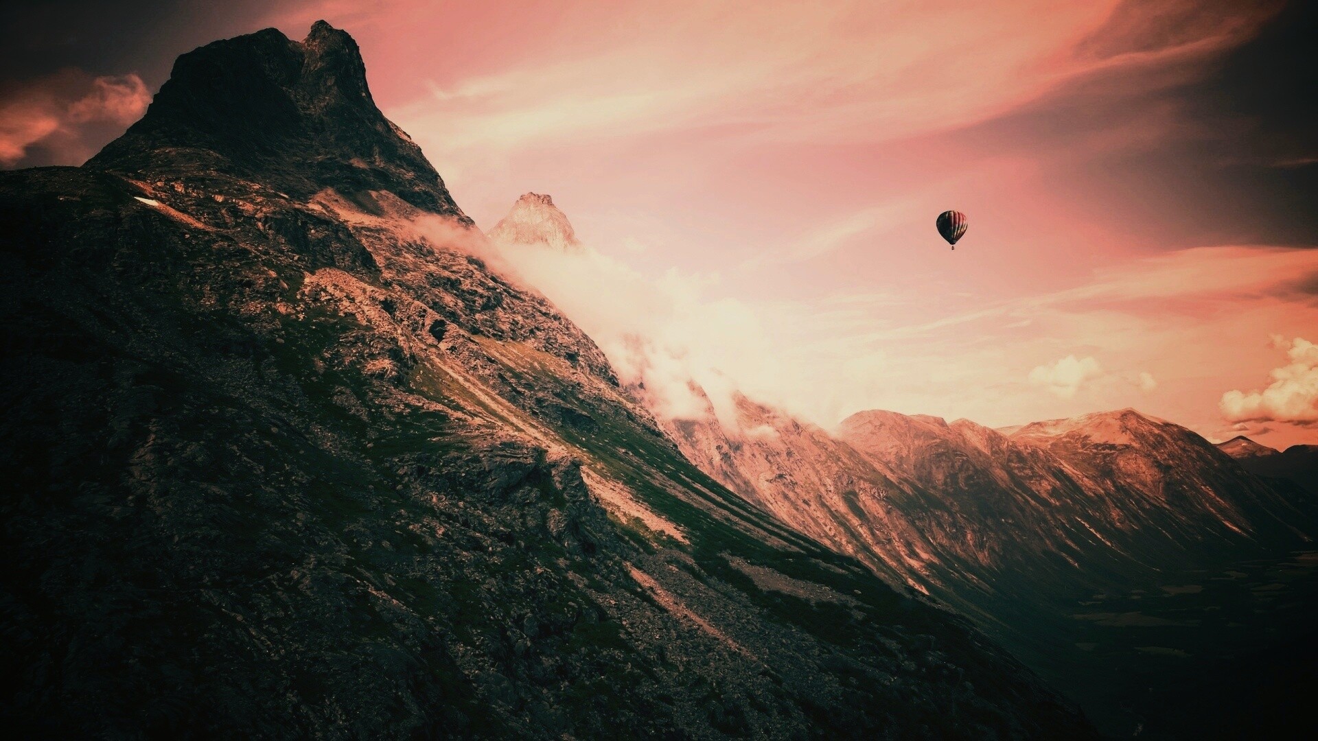 Воздушный шар в горах обои