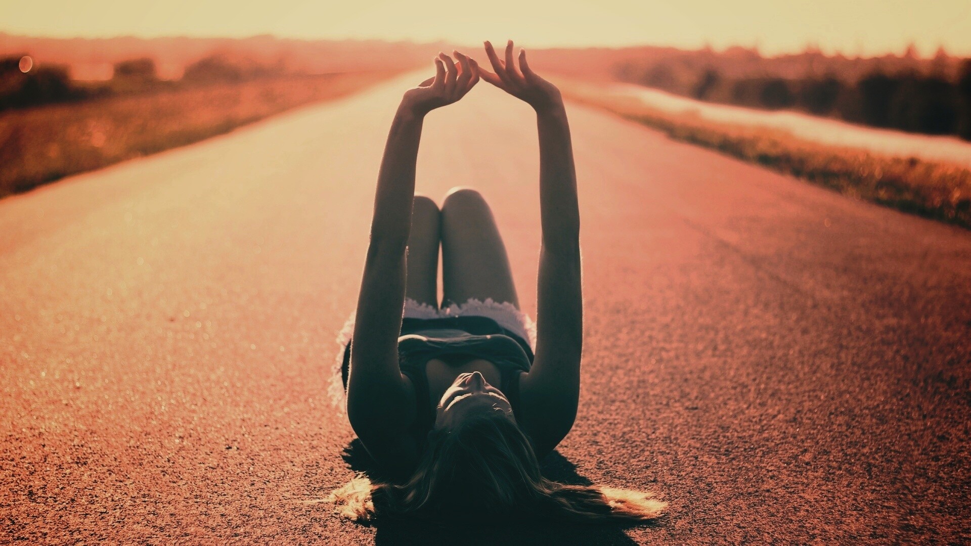 Девушка на асфальте обои